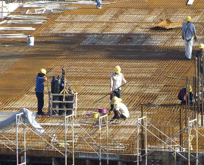 建筑工人使用建筑模板鋼模板